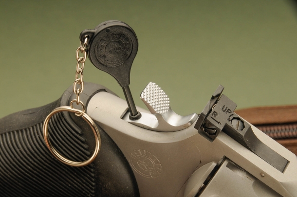 I revolver Taurus Tracker 627 National Match La chiave del Taurus Security System, la sicura manuale che blocca il cane