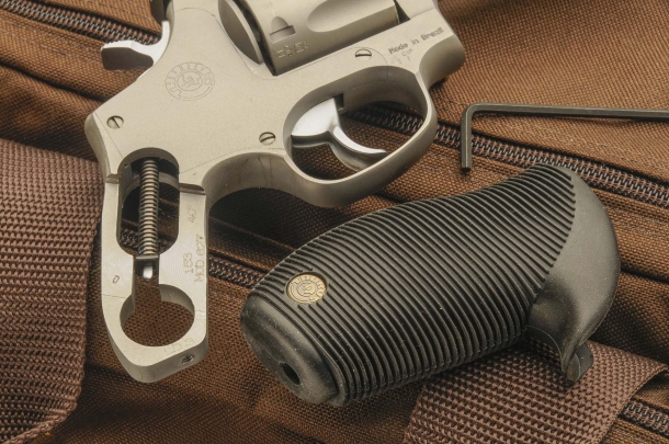 I revolver Taurus Tracker 627 National Match Nel telaio sotto l'impugnatura si trova la molla a spirale del cane