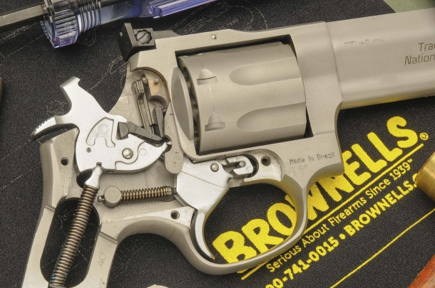 I revolver Taurus Tracker 627 National Match Vista interna della meccanica, con cane armato. La Transfer Bar è sollevata (il cane può percuotere il percussore)