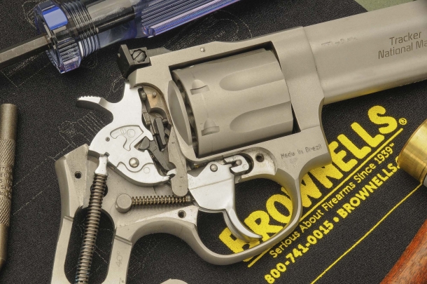 I revolver Taurus Tracker 627 National Match Vista interna della meccanica, con cane abbattuto. La Transfer Bar è abbassata (il cane non tocca il percussore)