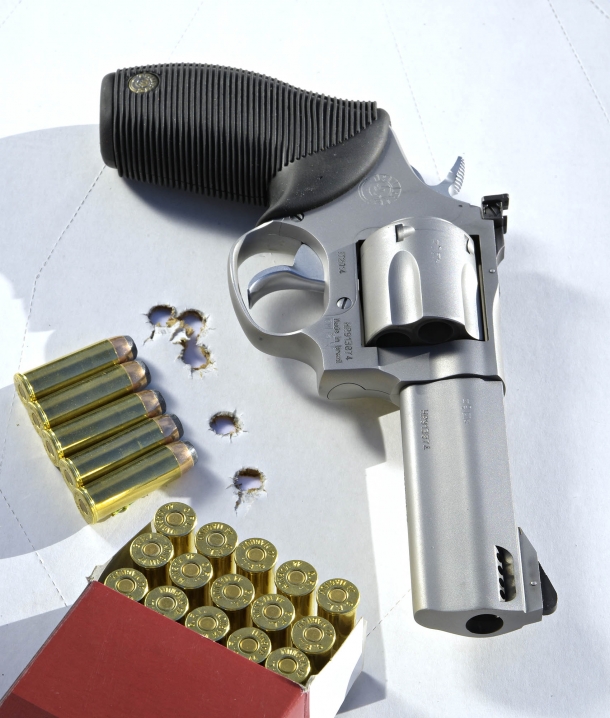 A five-shots group in double action at circa 12 metres, with the Taurus Tracker National Match 4" barrel version and Fiocchi .44 Remington Magnum SJSP 240 gr ammunition