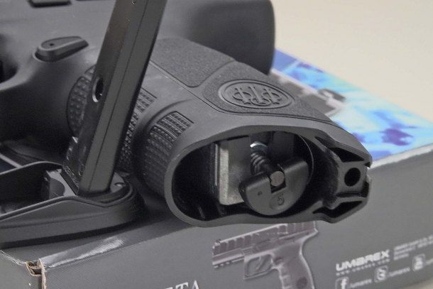 A classic "stick" metal magazine holds up to fifteen 6mm BB pellets