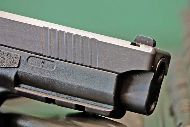 Il fusto in polimero rinforzato è munito di rotaia Picatinny per accessori
