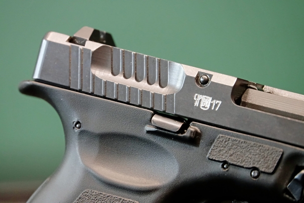 Le peculiari scanalature posteriori sul carrello della pistola Vz.15