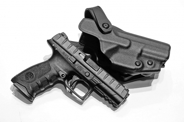 The new Beretta APX pistol with the dedicated tactical pistol holster realized by Radar 1957
