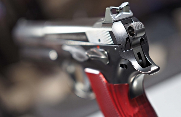 Pistole FK BRNO Combat Field e Sport Field calibro 7,5 FK Il retro del carrello: la tacca di mira presenta un piccolo “Ghost Ring” e un'apertura a V, forse un po' ingombrante ma di sicuro efficace