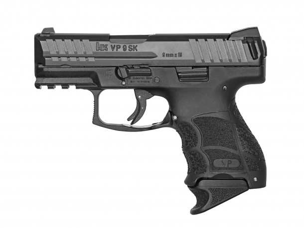 Heckler & Koch lancia la VP9SK La Heckler & Koch VP9 SK con estensore del caricatore: l'arma impiega caricatori bifilari da dieci o tredici colpi, ma è compatibile con quelli da quindici colpi del modello full-size