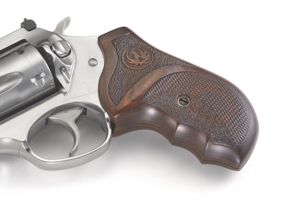 Ruger SP101 Match Champion: il livello successivo del revolver Il Ruger SP101 Match Champion impiega un'impugnatura in legno Altamont, specificamente ideata