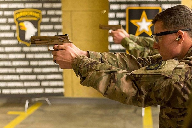 L'Esercito USA inizia la distribuzione delle pistole SIG Sauer M17/M18 La 101ma Divisione Aviotrasportata – un'unità d'élite dell'Esercito USA – ha ricevuto le nuove pistole d'ordinanza il 28 novembre 2017