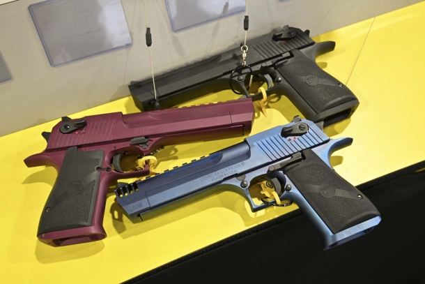 Magnum Research Black Cherry Desert Eagle, la pistola Magnum… rossa! Magnum Research Black Cherry Desert Eagle, la pistola Magnum… rossa!