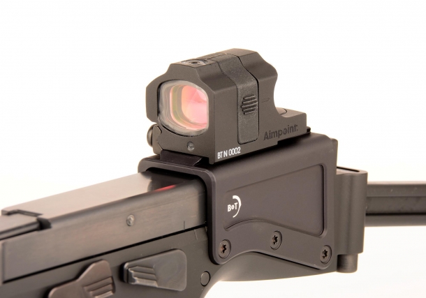 Il kit di consegna della B&T USW include un'ottica a punto rosso Aimpoint NANO