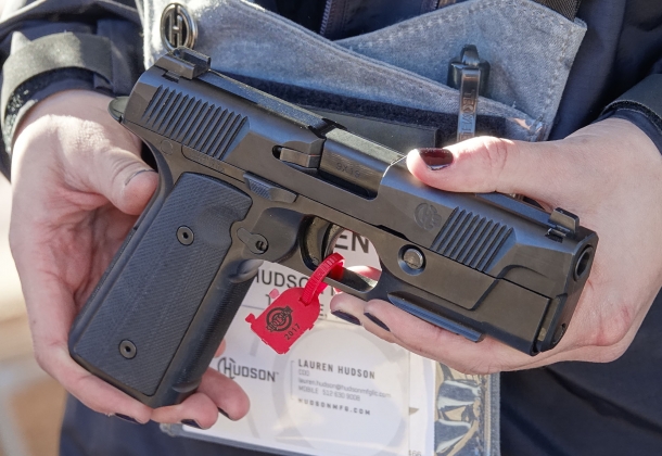 Le linee della pistola H9 della Hudson Manufacturing sono peculiari e familiari al tempo stesso