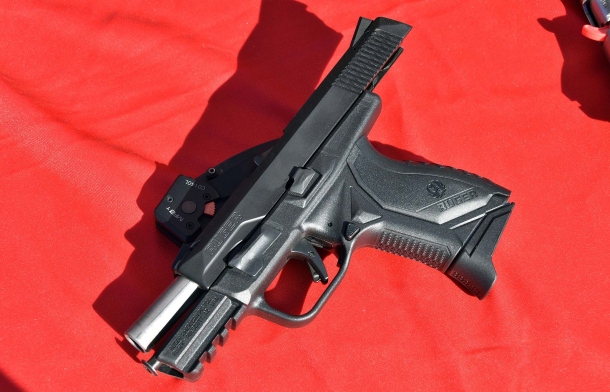 Ruger American Pistol Compact in .45 ACP Il caricatore della Ruger American Pistol Compact in calibro .45 ACP può ospitare sette o dieci colpi