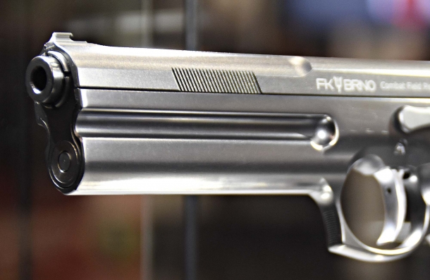 VIDEO: Pistole FK BRNO Combat Field e Sport Field calibro 7,5 FK Il carrello di questa grossa pistola presenta scanalature anteriori e posteriori, e la sede del pistone di smorzamento del rinculo nel fusto è evidente: non si tratta certamente di una “tascabile”...