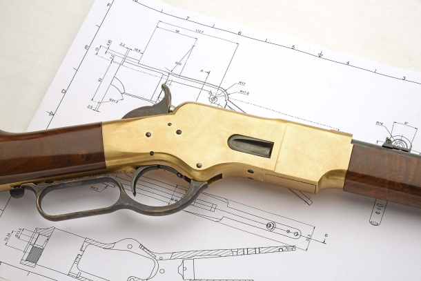 Vista destra del castello del nuovo Uberti 1866 Yellowboy. Insieme alla revisione del serbatio, lo sportello di caricamento rappresentò il principale punto di forza di questo innovativo progetto.