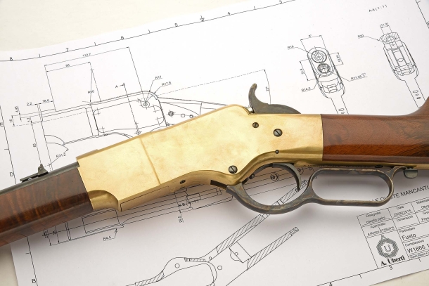 Unìocchiata al lato sinistro del castello mostra la chiara correlazione fra questo "primo" modello 1866 lavorato da Uberti e il tipico profilo del castello dell'Henry