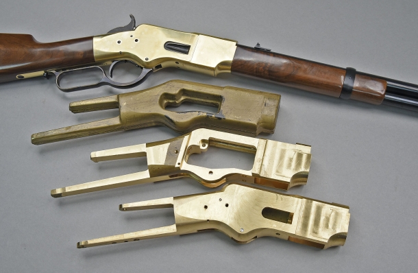 Il castello della replica Uberti è realizzata attraverso una serie di lavorazioni a macchina da cui si ottiene il pezzo finito partendo da un singolo blocco di metallo forgiato del peso di 5 kg