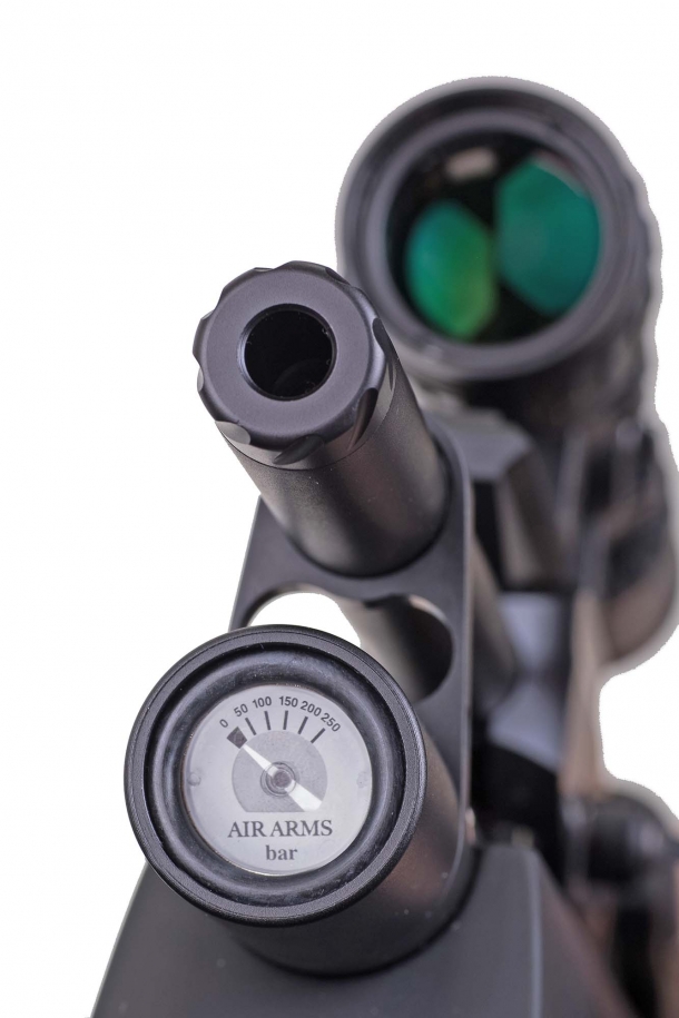 Air Arms Galahad, un "leggendario" bullpup ad aria compressa vista frontale della volata e del manometro