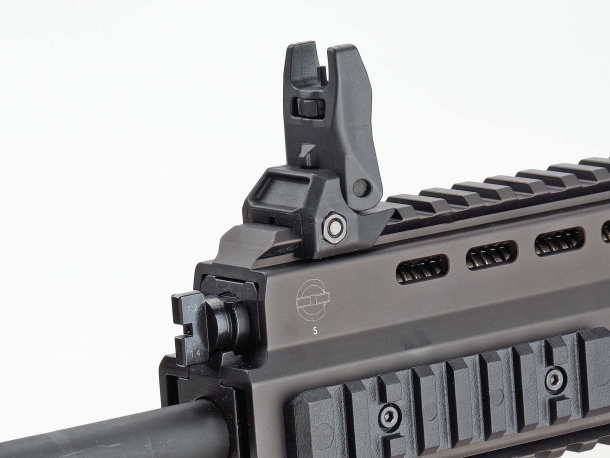 Il B&T APC223 viene fornita in dotazione di mire abbattibili in polimero, rimovibili