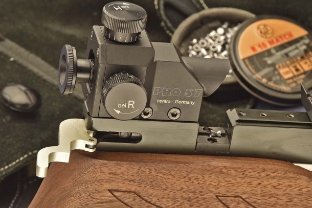 The loading is performed by a small aluminum lever placed just at back-right of the loading port