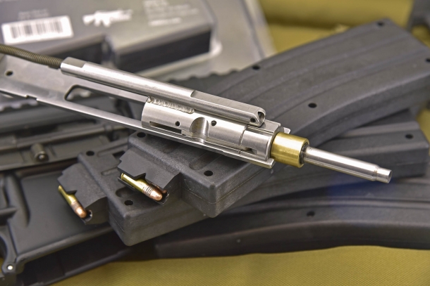 Il kit è composto da un gruppo otturatore in calibro .22 Long Rifle e tre caricatori 