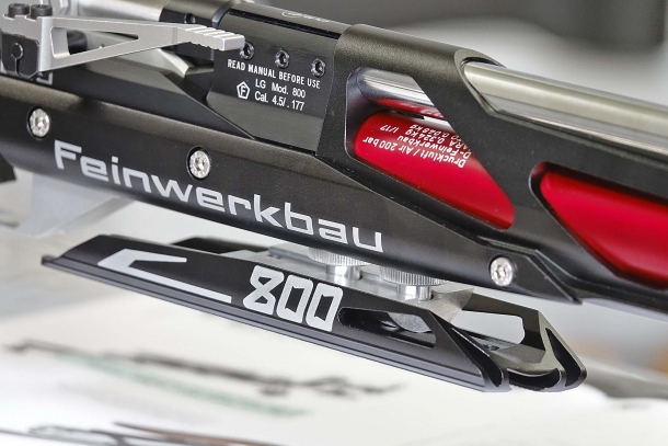 Il supporto (per la mano) anteriore della Feinwerkbau 800 X è completamente regolabile in avanti, indietro e lateralmente