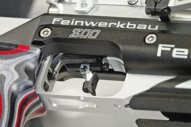 Lo scatto della Feinwerkbau 800 X è regolabile, a tre stadi