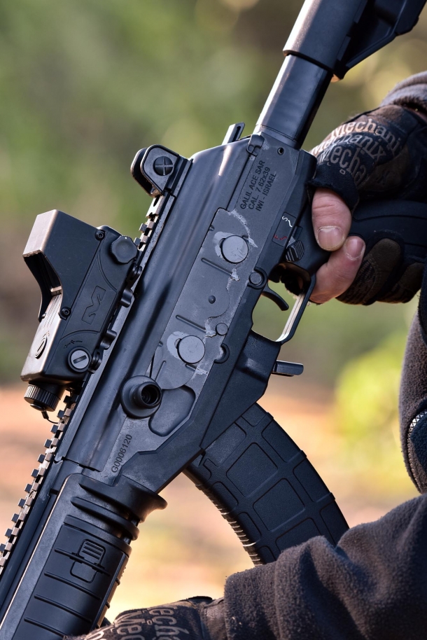 IWI Galil ACE, il moderno AK d'Israele Vista del fianco sinistro del corpo dell'arma