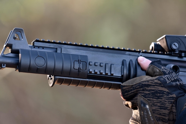 IWI Galil ACE, il moderno AK d'Israele Gusci in polimero nascondono i rail ai lati e sotto la canna