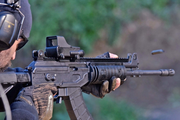 IWI Galil ACE, il moderno AK d'Israele Una bella immagine del fucile in azione
