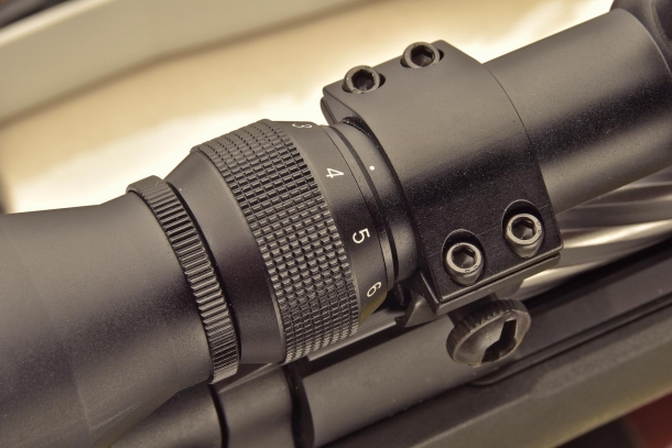 Detail of the zoom adjustment ring, from 3 to 9 magnification