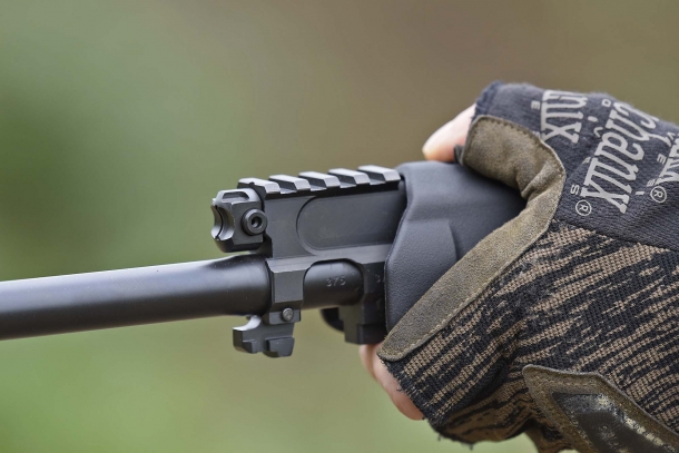 The short Picatinny rail on the frontal part of the gas piston system
