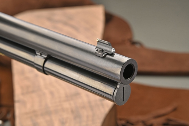 Pedersoli 1886 Sporting Classic Rifle Il mirino è dotato di grano d'ottone, ed è regolabile in deriva