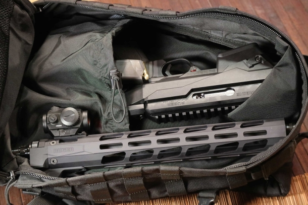 La Ruger Chassis PC Carbine smontata sta in uno zainetto. 