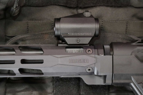 PROVA: Ruger PC Carbine Chassis L'ottica sulla slitta dell'astina. Sotto si nota la vistosa marcatura del calibro, sulla parte a vista della canna.
