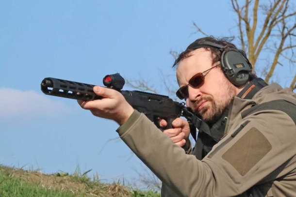 PROVA: Ruger PC Carbine Chassis L'ottica, che ho montato molto bassa, costringe a tenere la testa in posizione innaturale. Meglio usare il distanziale.