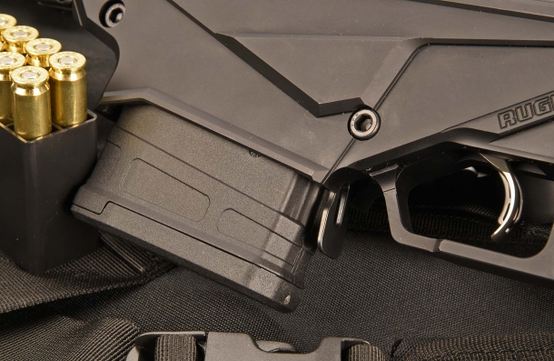 Il fucile adotta un caricatore Magpul PMAG 10, con una capacità di 10 cartucce. La leva di sblocco del caricatore si trova dietro al suo vano