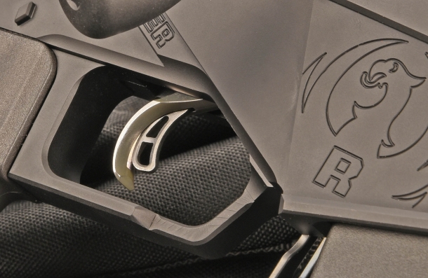 Dettaglio del grilletto, con la sicura incorporata. Lo scatto è denominato Ruger Marksman Adjustable™, completamente regolabile