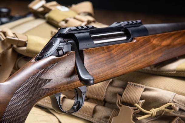 Sabatti Saphire: a surprising hunting carbine The safety is just behind the bolt handle.