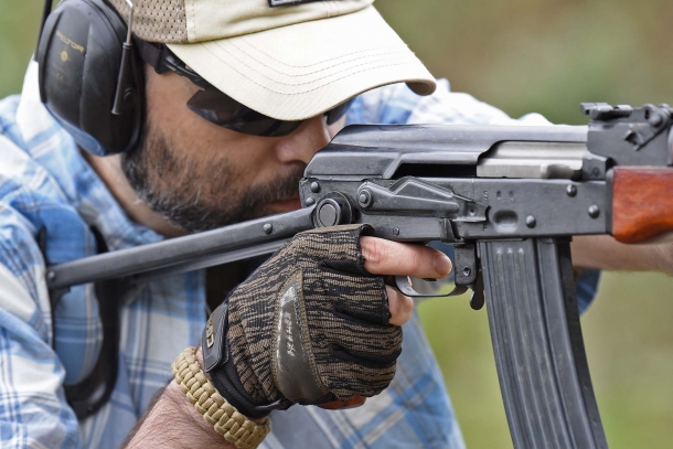 La calciatura pieghevole dello SDM AK-74