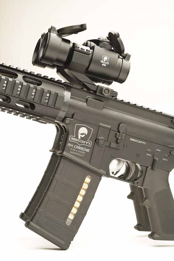 Le due carabine con caricatori Magpul PMAG con finestra