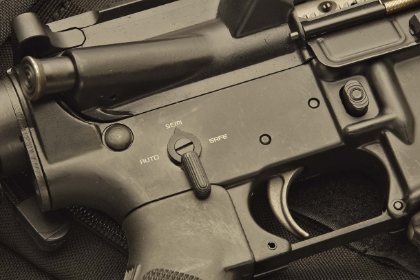 Il lato destro del receiver, con la leva del selettore di fuoco dell'arma, che in questo caso funziona ovviamente solo in semiautomatico
