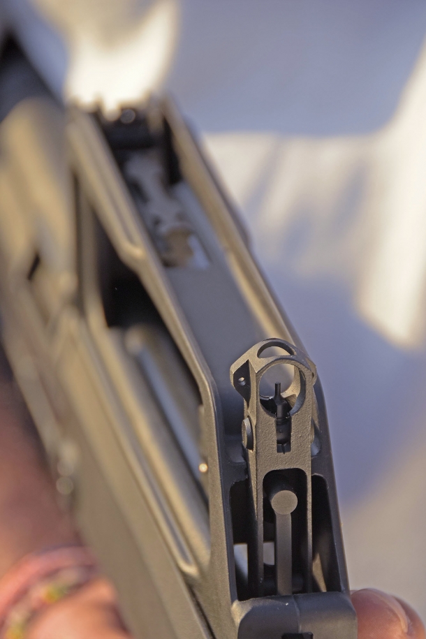 Il piano di mira dello M77 Commando presenta un profilo un po' troppo basso per le proporzioni del tiratore medio occidentale