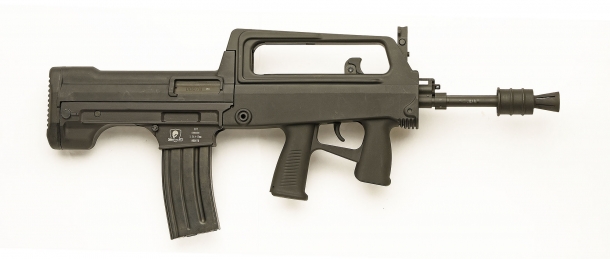 SDM M77 Commando, visto dal lato destro