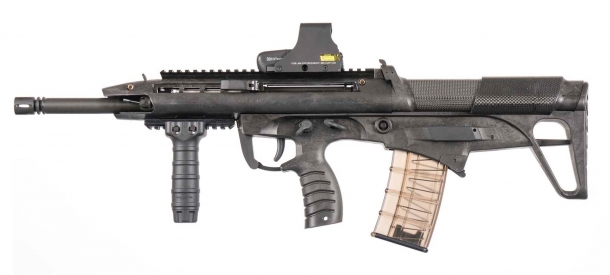 ST Kinetics BR18: il fucile d'assalto bull-pup definitivo? Il BR18 MGR (“Machine Gun Rifle”) è la variante della piattaforma per il fuoco di supporto, e presenta una canna pesante da 45 cm