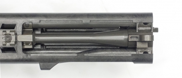 ST Kinetics BR18: il fucile d'assalto bull-pup definitivo? La canna del BR18 è contenuta interamente nel semicastello superiore, con rinforzi metallici sui punti ove si richiede maggiore resistenza