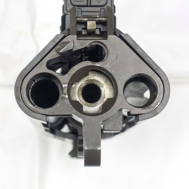 ST Kinetics BR18: il fucile d'assalto bull-pup definitivo? Il retro del semicastello superiore; in alto troviamo la sede del punto di contatto tra il gruppo-otturatore e la manetta d’armamento ambidestra; in basso, da sinistra a destra, vediamo rispettivamente la sede del pistone a corsa lunga; il vivo di culatta; e la canaletta d’espulsione per i bossoli esplosi