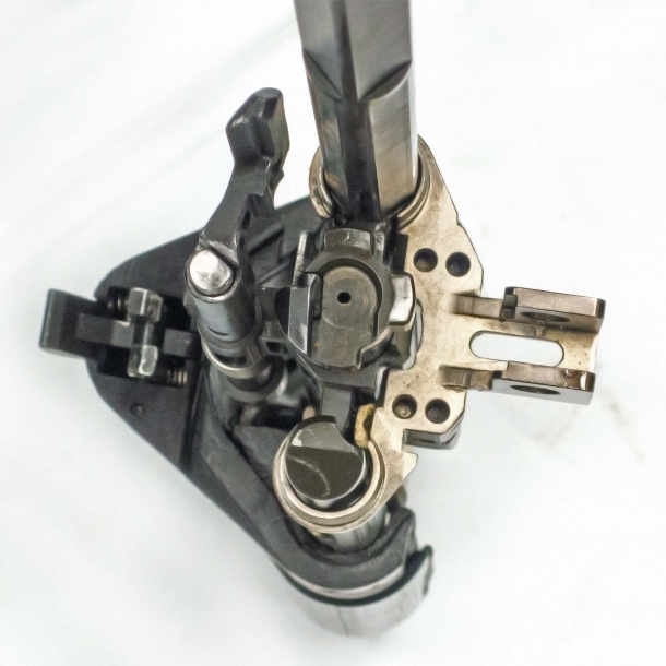 ST Kinetics BR18: il fucile d'assalto bull-pup definitivo? Vista frontale del gruppo-otturatore, con le sue componenti in rilievo – ivi compreso il pistoncino che guida i bossoli esplosi attraverso la canaletta d’espulsione