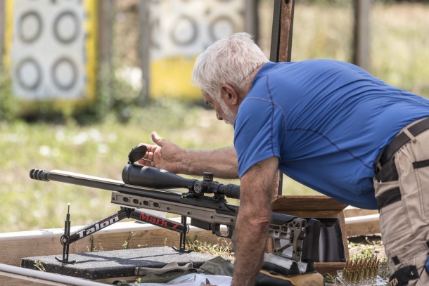 Il tiro sportivo di precisione con la carabina: considerazioni in libertà (ma non a vanvera) Vedere in poligono tanti pensionati è una cosa bellissima, perché le passioni durano una vita e non devono avere età.