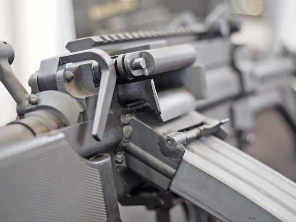 The MG556 also comes with a carrying handle and a quick-detach barrel system